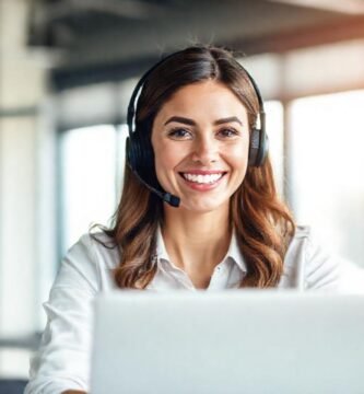 Una profesional feliz trabaja enfocada