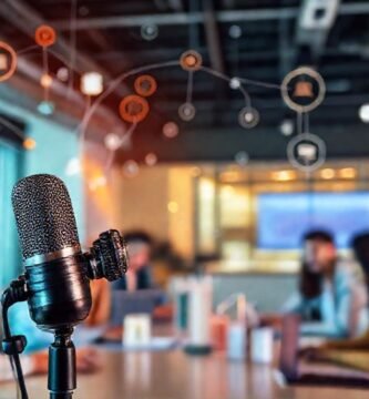 Equipo diverso colabora con energía creativa