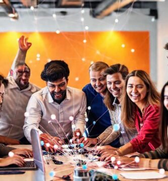 Un equipo dinámico colabora en un espacio brillante