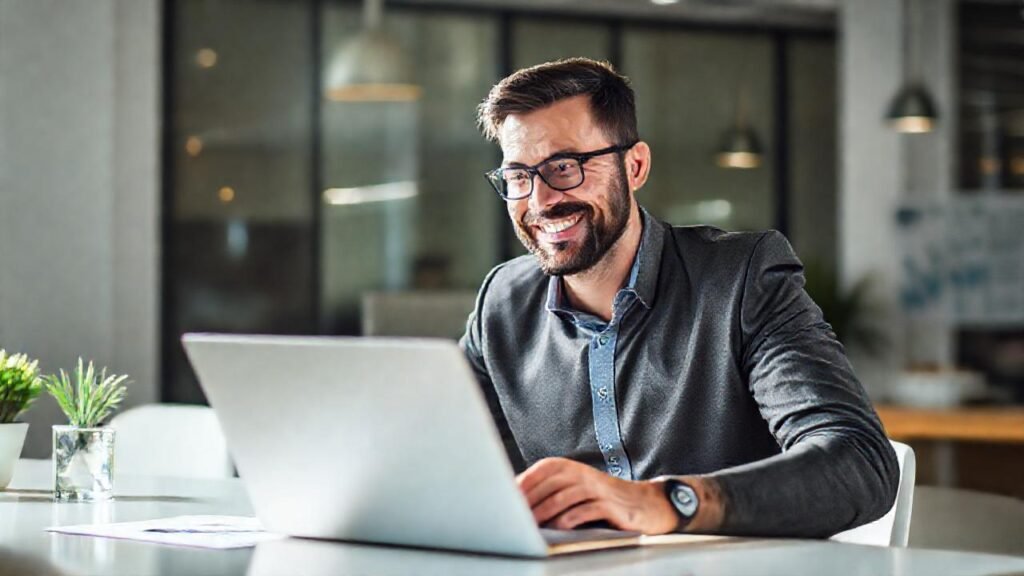 El hombre exitoso prospera en su oficina