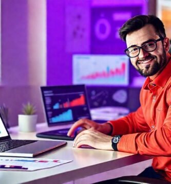 Emprendedor digital triunfa en su oficina