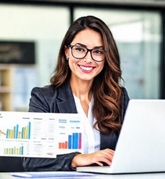 Una mujer exitosa optimiza marketing digital